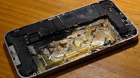 iPhone 5, la batteria esplode e costringe all'evacuazione di un aereo