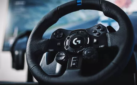 Logitech G923, volante da corsa e pedali gaming per PC, PS4 e PS5 in OFFERTA