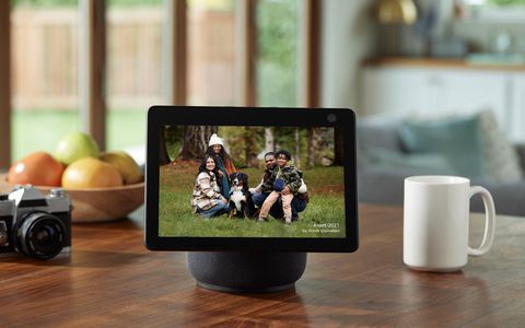 Display HD intelligente con movimento e Alexa: Echo Show 10, offerta ASSURDA