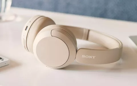 Goditi la tua musica preferita con le splendide cuffie wireless Sony WH-CH520