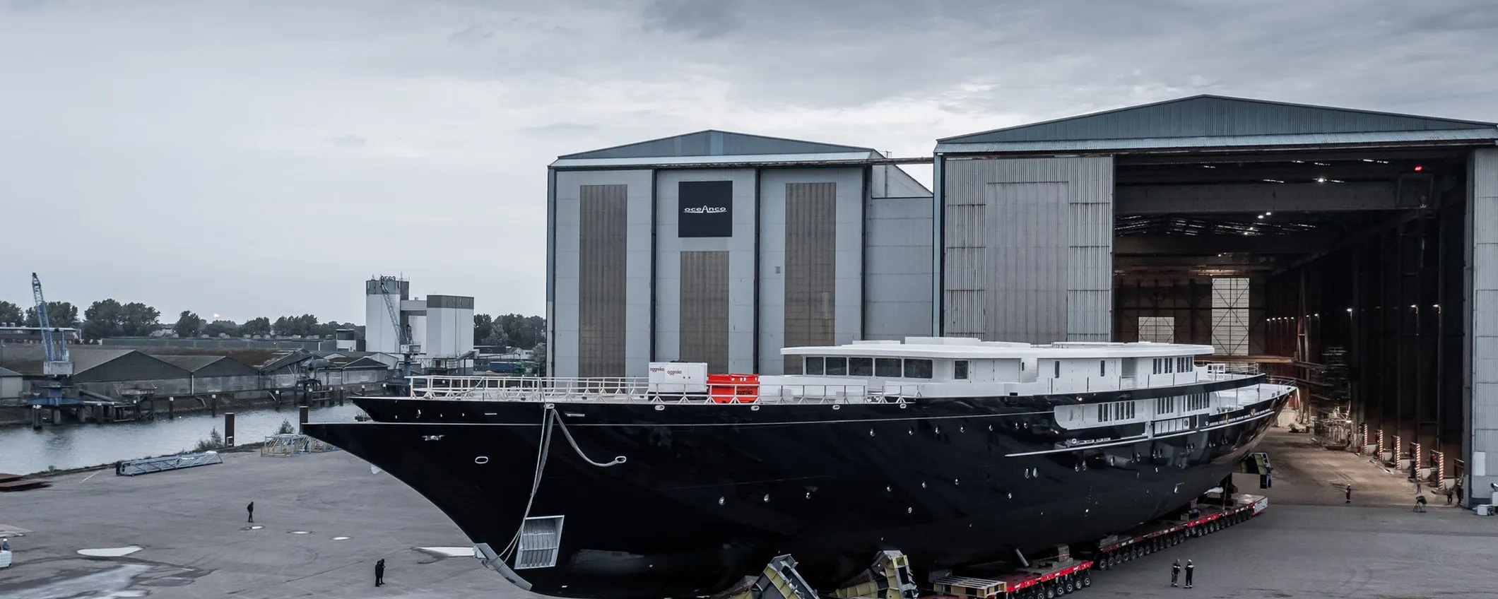 Il nuovo yacht di Jeff Bezos e il ponte di Rotterdam smantellato…