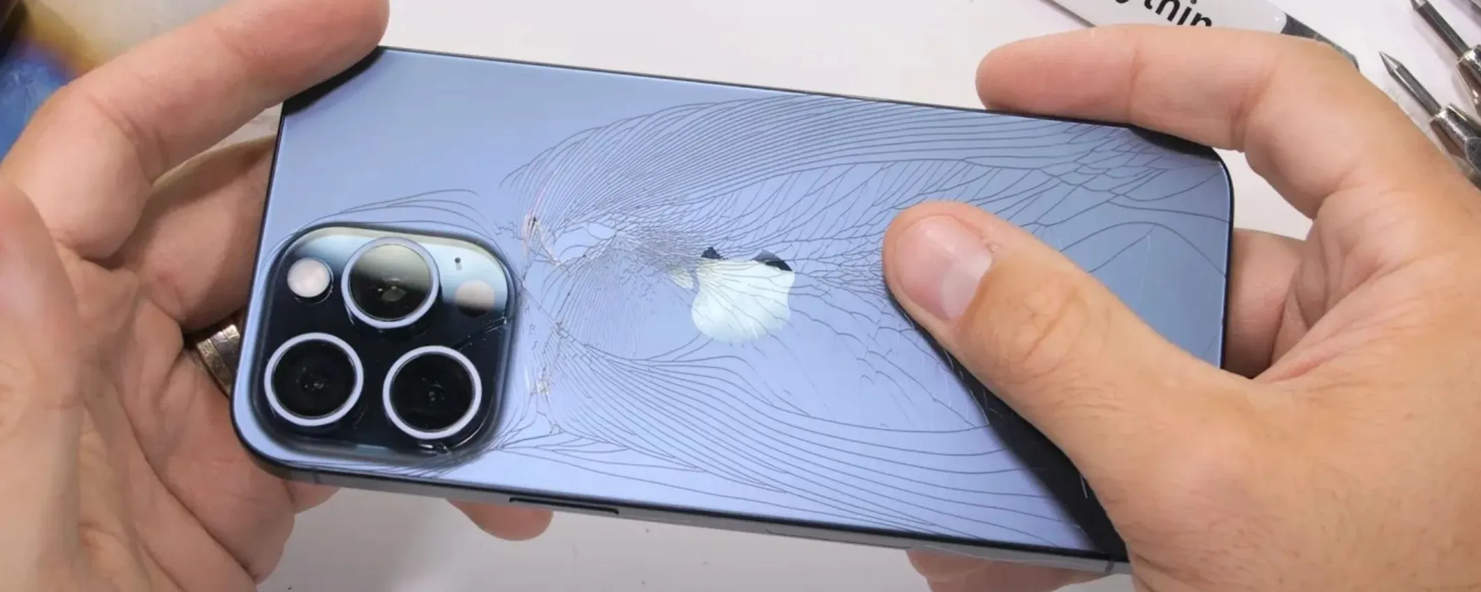 iPhone 15 Pro Max: flop per il vetro posteriore, rotto in pochi secondi nei test