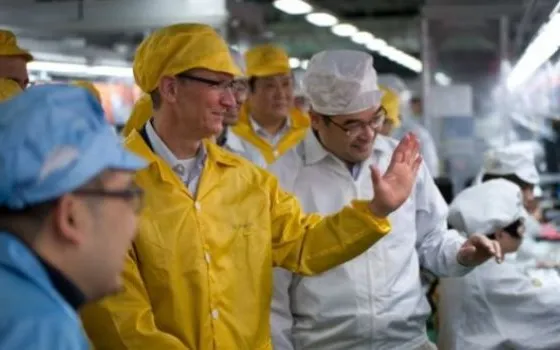 Tim Cook visita gli stabilimenti Foxconn in Cina