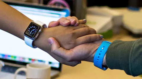 Apple Watch, una stretta di mano per scambiarsi numeri e indirizzi