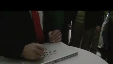 Steve Ballmer autografa il MacBook Pro di uno studente