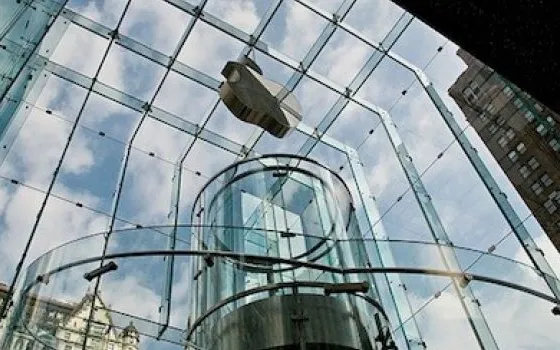 Il cubo di vetro dell'Apple Store a Milano