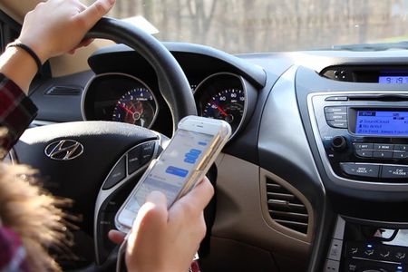 Smartphone alla guida: utenti iPhone più indisciplinati di quelli Android