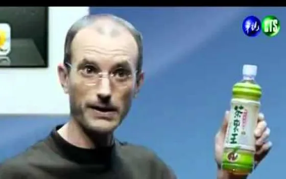 Il finto Steve Jobs che vende il the a Taiwan