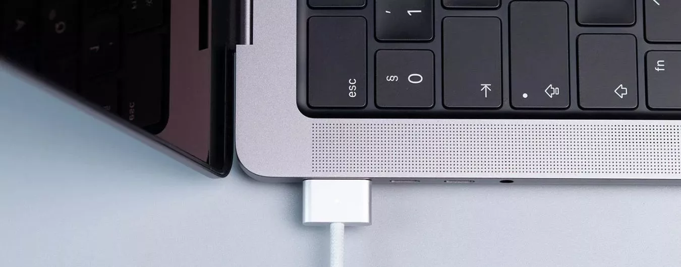 Attenzione agli schizzi d'acqua sul Mac: ora il PC riesce a comunicarlo ad Apple