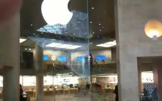 Apple Store del Louvre: foto e filmati