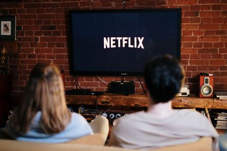 La TV tradizionale recupera, ma lo streaming vola e in alto c’è Netflix