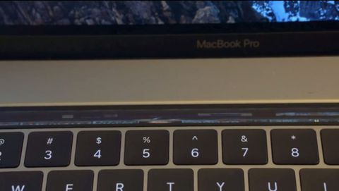 MacBook Pro 2016, Doom gira sulla Touch Bar (Video)
