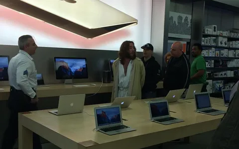 Uomo vestito da Gesù arrestato in un Apple Store