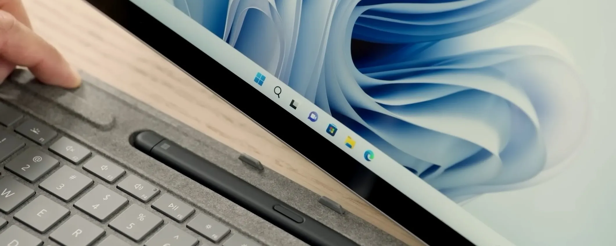 Microsoft sbircia in casa Apple: la taskbar fluttuante di macOS avvistata in Windows 11
