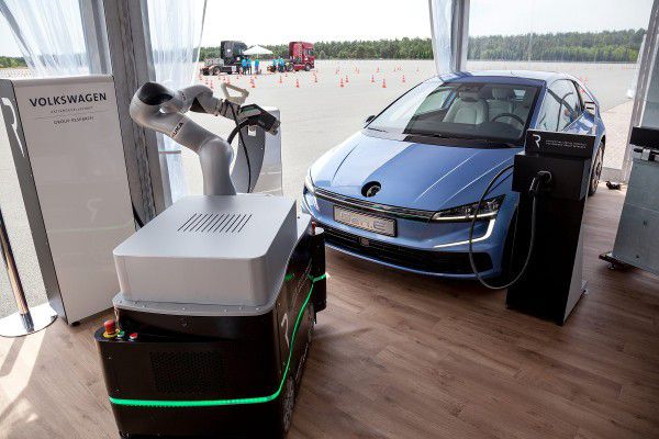 Volkswagen, le auto si ricaricheranno con i robot