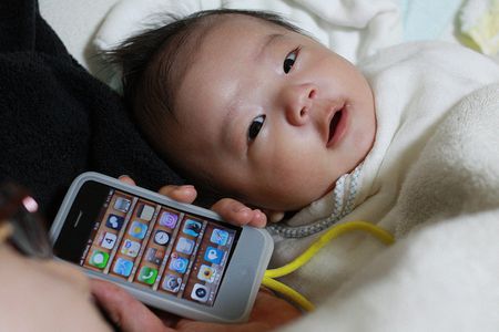 Coppia cinese vende la figlia di 18 giorni per comprarsi un iPhone