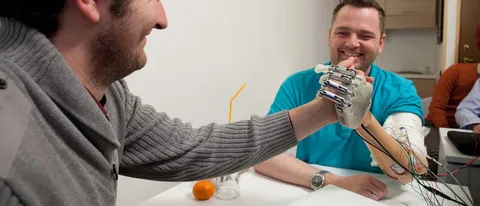 Mano bionica ripristina il tatto di un amputato
