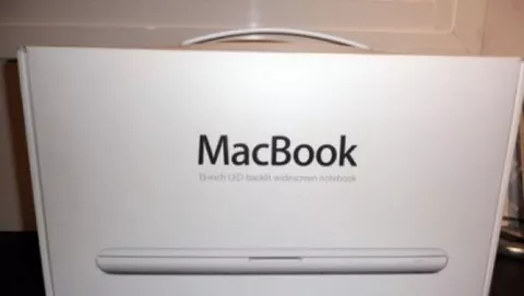 Spacchettamento del nuovo MacBook unibody in policarbonato