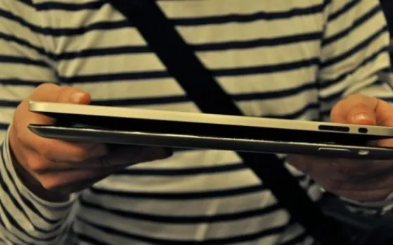 Un produttore di custodie mostra le forme dell'iPad 2