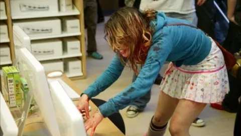 Zombie all'Apple Store di San Francisco